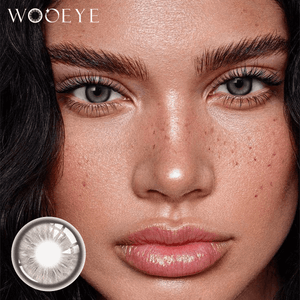 The girl's face is looking straight ahead, the upper left is the Wooeye logo, and the lower left is a close-up of the mocha cocoa brown contact lens