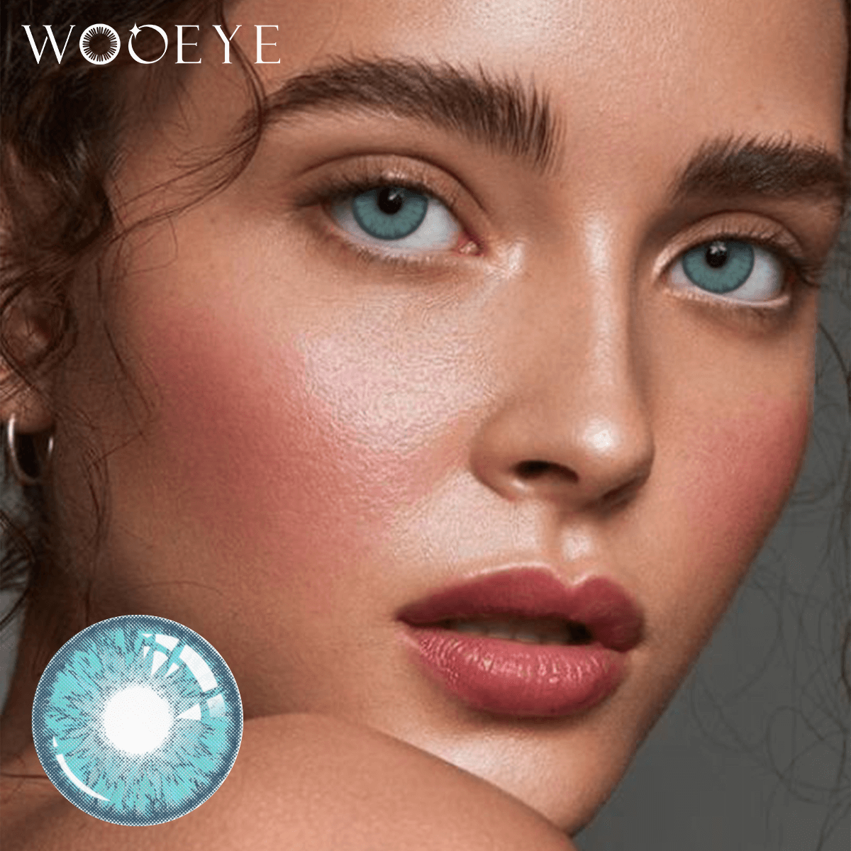 The girl's face is looking straight ahead, the upper left is the Wooeye logo, and the lower left is a close-up of the new-york blue contact lens