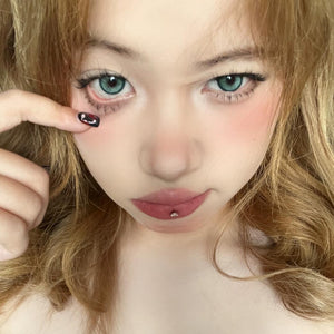 Model wearing Diamond Green I Contact Lenses