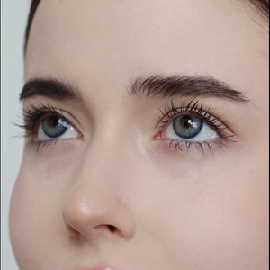 Close-up of the model's face wearing Queen Blue Contact Lenses