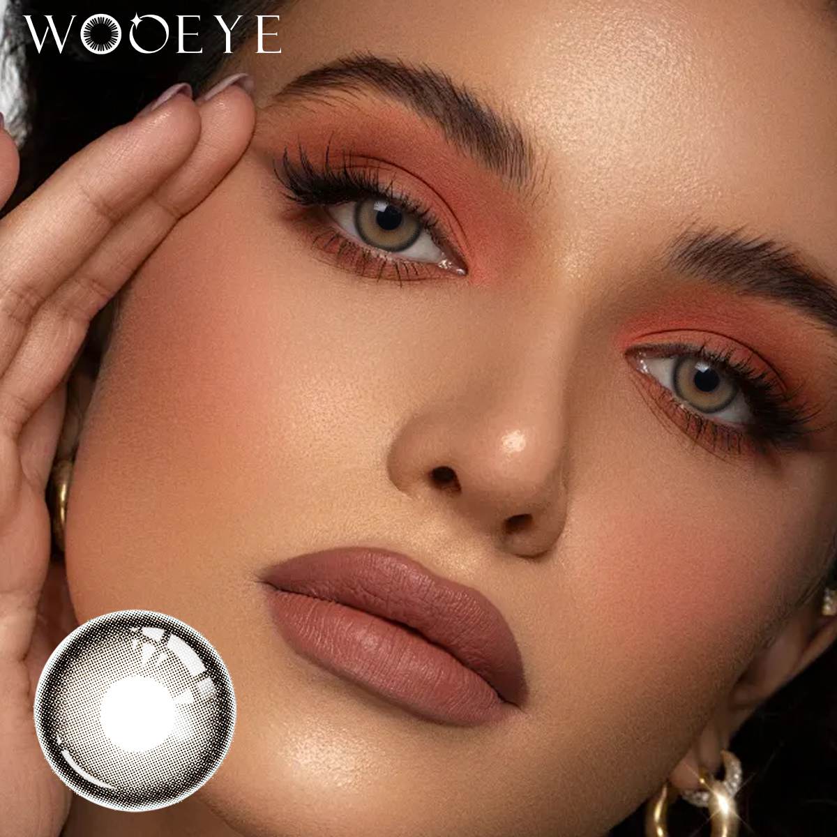The girl's face is looking straight ahead, the upper left is the Wooeye logo, and the lower left is a close-up of the Black Pearl Gray contact lens