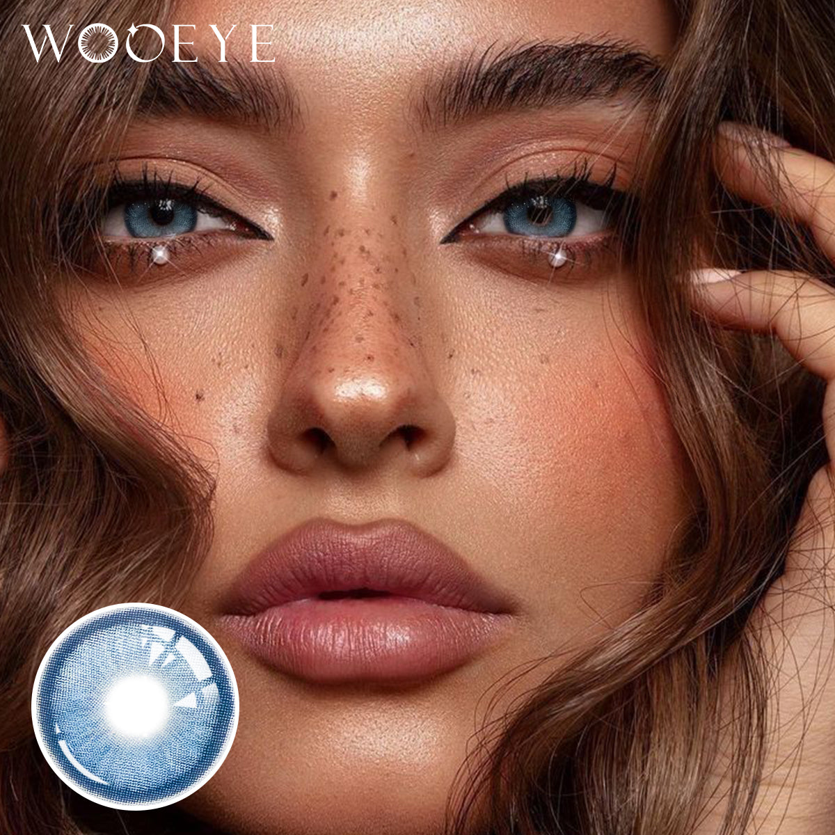 Model wearing Diamond Blue I Contact Lenses