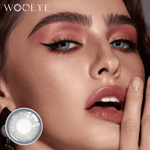 The girl's face is looking straight ahead, the upper left is the Wooeye logo, and the lower left is a close-up of the poison blue contact lens