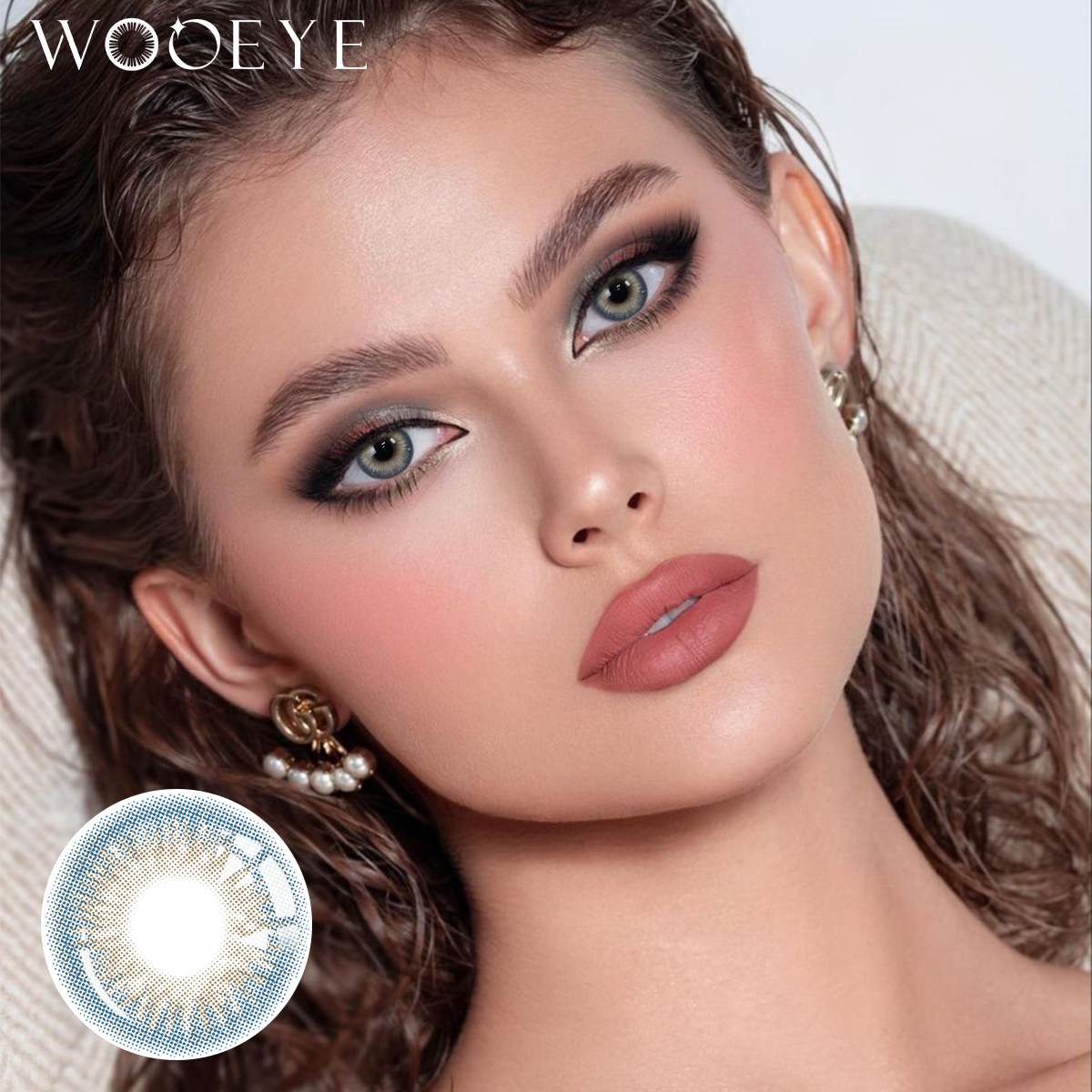 The girl's face is looking straight ahead, the upper left is the Wooeye logo, and the lower left is a close-up of the Banshe Brown Blue contact lens