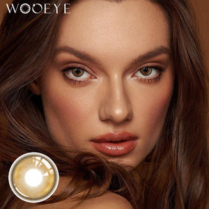The girl's face is looking straight ahead, the upper left is the Wooeye logo, and the lower left is a close-up of the Honeycomb Brown contact lens