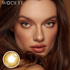 The girl's face is looking straight ahead, the upper left is the Wooeye logo, and the lower left is a close-up of the Latte Brown contact lens
